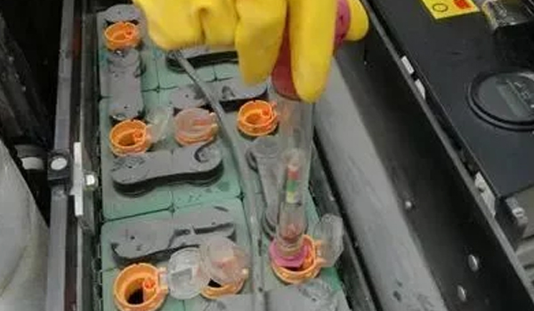90%的人竟然不知路，叉车蓄电池要加水？